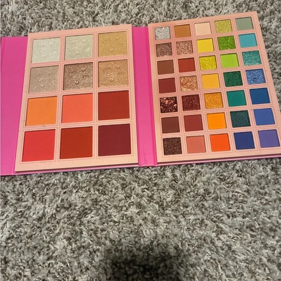 Colorful Eyeshadow Palette with Diverse Shades - Picture 2 of 3